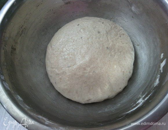 Тесто положить в миску, смазанную маслом, прикрыть плёнкой и убрать в теплое место на 2 часа. Через час сделать "обминку" теста.
