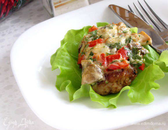 При подаче украсить зеленью, на гарнир подать овощной салат.