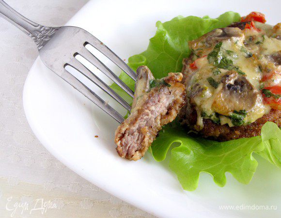 Отрезаем кусочек сочного мяса и пробуем. Очень вкусно!