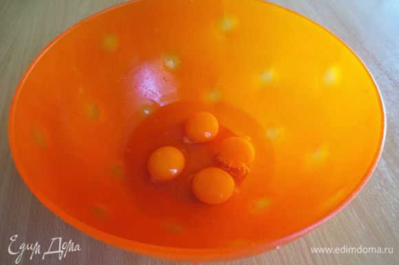 Яйца разбить в миску.
