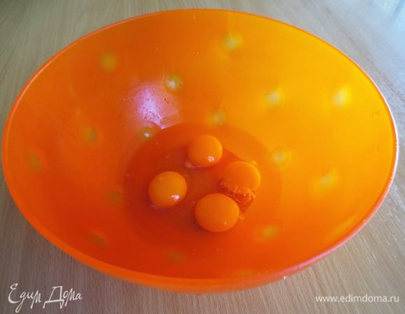 Яйца разбить в миску.