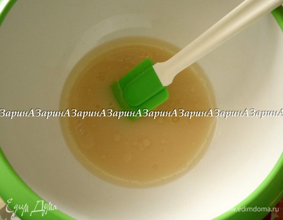 Добавить мед, соль и растительное масло.