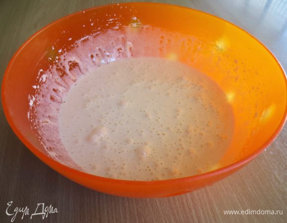 Яично-сахарную смесь хорошо взбить.