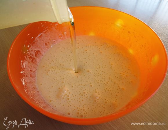 Налить растительное масло.