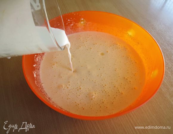 Затем налить молоко.