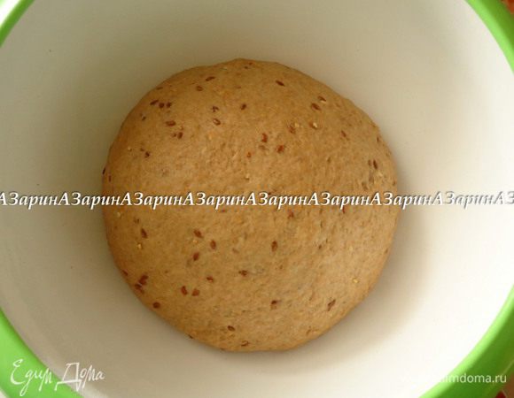 Замесить тесто. Накрыть тесто пленкой и оставить для подъема на 1 час. 
*Я всегда вымешиваю тесто на столе до гладкого состояния, не менее 5 минут, а то и более. 