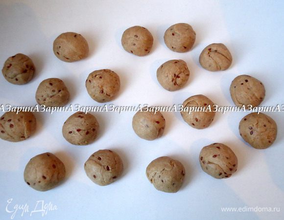 Подошедшее тесто разделить на кусочки чуть больше грецкого ореха. Скатать в шарики.