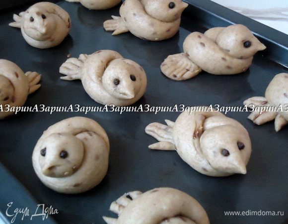 Готовых жаворонков усадить на смазанный маслом противень, дать время на расстойку 10-15 минут.