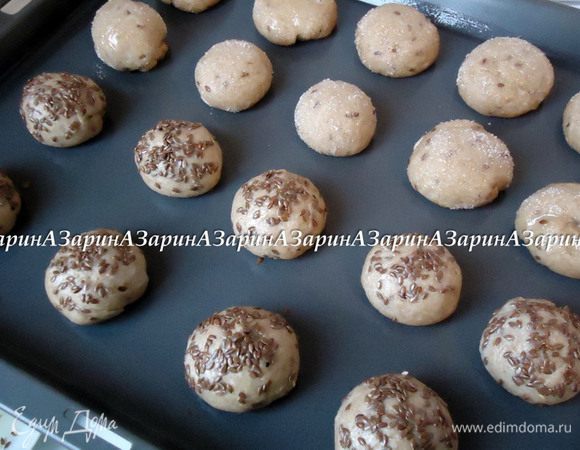 Как вариант, можно сделать вот такие булочки. Часть шариков обмакнуть в белок, а затем в сахар, а другие так же в белок и льняное семя. Те, что с льняным семенем - булочки для бутербродов. 