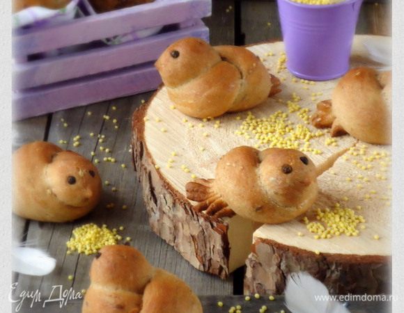 Выпечь жаворонков в заранее разогретой духовке до 180-200 гр, в течение 20-25 минут. За пять минут до готовности поверхность булочек смазать медом.