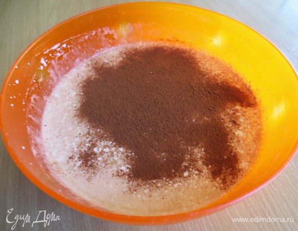 Просеять какао-порошок.