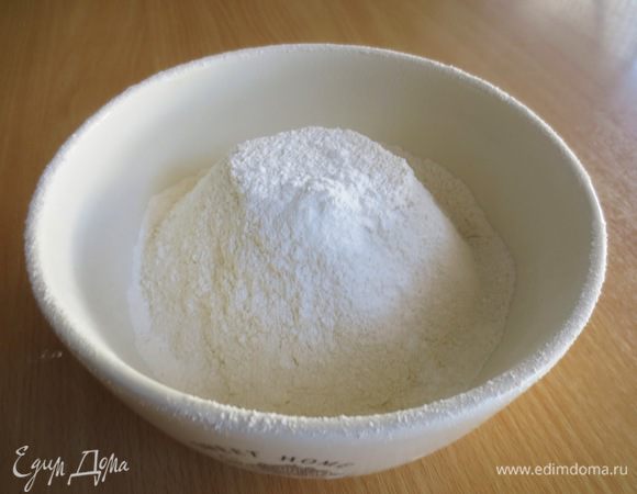 В большую миску просеять муку с разрыхлителем.