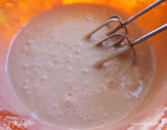 Постепенно добавить муку к основном массе и перемешать при помощи миксера.