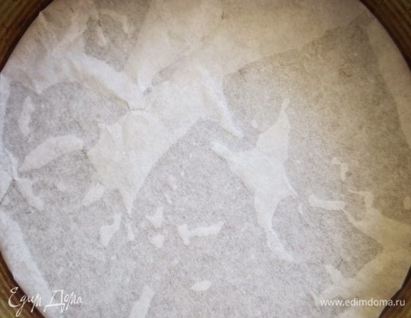 Дно круглой формы (27 см) застелить бумагой для выпечки, смазать маслом.