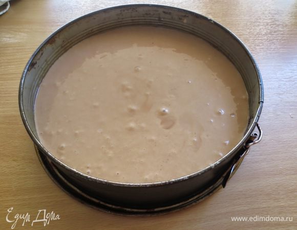 В форму вылить тесто.