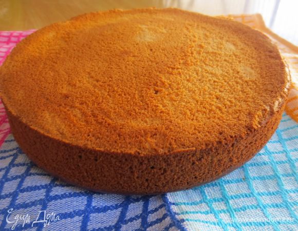 Выпекать при температуре 180 градусов 50-60 минут (ориентируйтесь на свою духовку) Готовность бисквита проверить спажкой. Если она сухая, бисквит готов. Остывший бисквит вынимаем из формы.