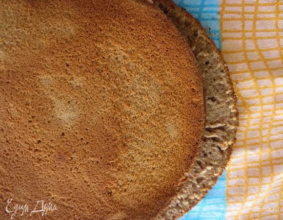  Разрезать на 2 коржа.