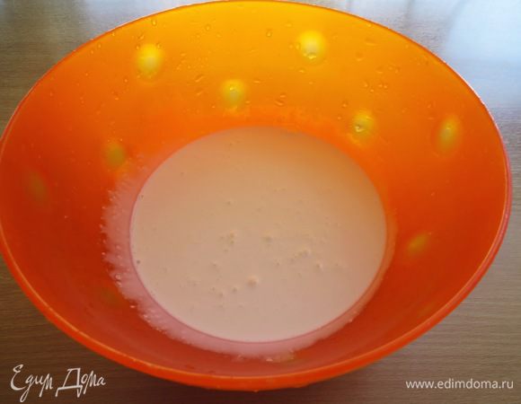 Готовим крем.

Сливки налить в миску.