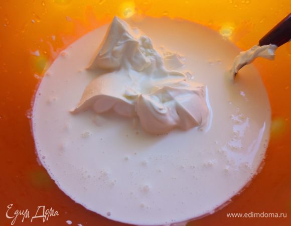 Добавить йогурт или жирную сметану.