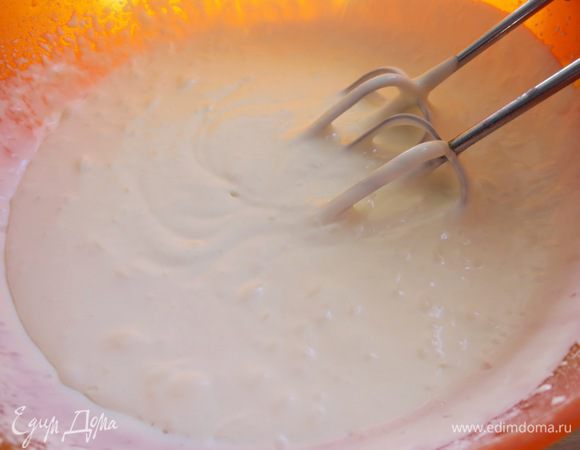 Высыпать сахарную пудру и взбить.