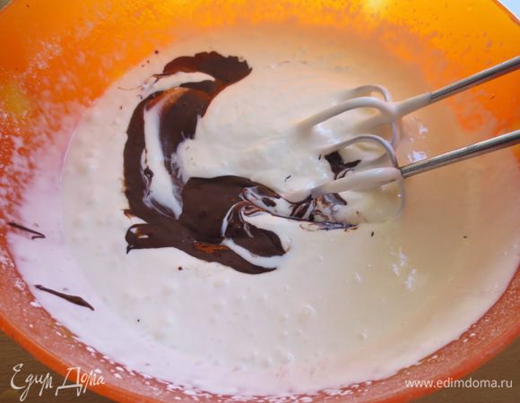 Растопить шоколад на водяной бане и добавить в смесь, взбить.
