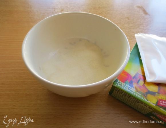 Желатин высыпать в маленькую миску налить 3 ст.л. воды, перемешать. Ждем пока желатин набухнет.
