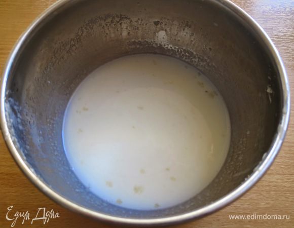 В маленькой кастрюлю нагреть молоко и распустить желатин, он должен раствориться полностью. Смесь до кипения не доводим.
