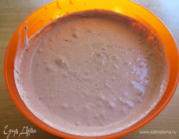 Добавить тонкой струйкой в крем и хорошо взбить. Крем готов.