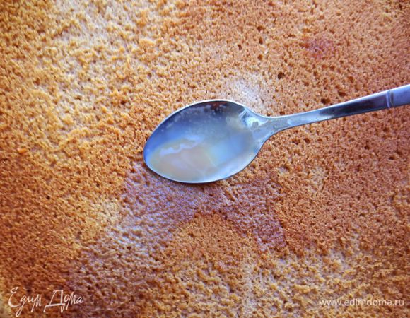 СБОРКА ТОРТА

1.5 чайные ложки растворимого кофе и 1,5 чайную ложку сгущенного молока растворить в кипятке (1 кофейная чашка). Пропитать коржи.