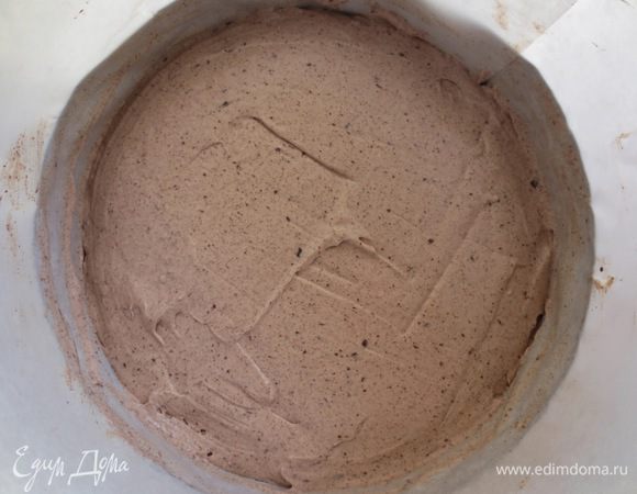 В форму положить первый корж, нанести равномерным слоем крем.