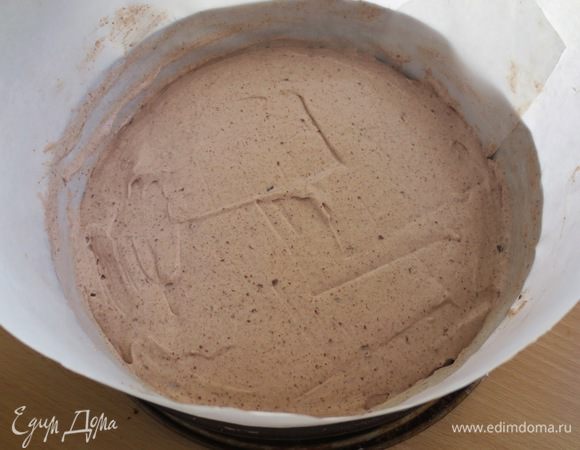 Положить второй корж и также нанести равномерным слоем крем. Выравниваем  поверхность штапелем. Ставим торт в холодильник на 4-5 часов, а лучше на ночь.