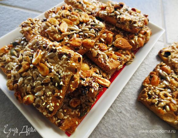 Готовый торт вынимаем из формы. Украшаем по желанию. Я использовала какао-порошок, сахарные сердечки и ореховое печенье, рецептом которого я поделюсь в следующий раз.