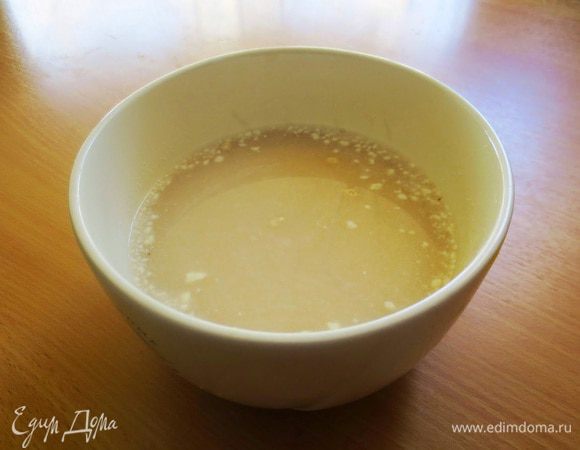 Дрожжи развести в теплом молоке с 1 ст.л. сахара и 2 ст.л. муки. Перемешать, оставить на 15 минут. Опара должна подняться.