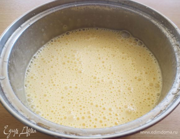 В большой миске взбить яйца комнатной температуры с оставшимся сахаром