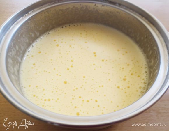 Затем  добавляем мягкое сливочное масло, соль и  взбиваем.