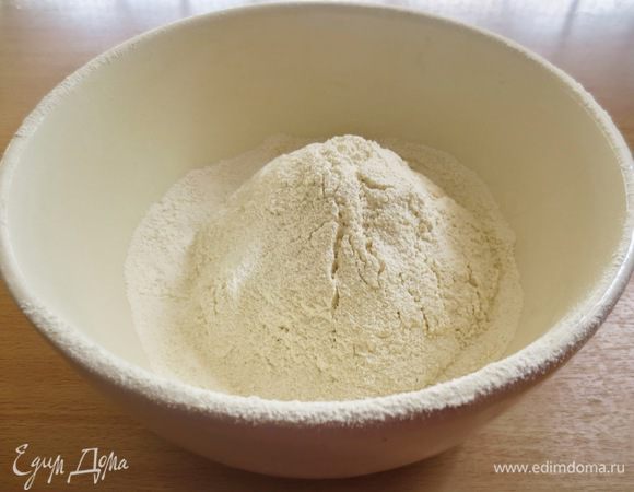 В отдельную большую миску просеиваем муку с ванилином