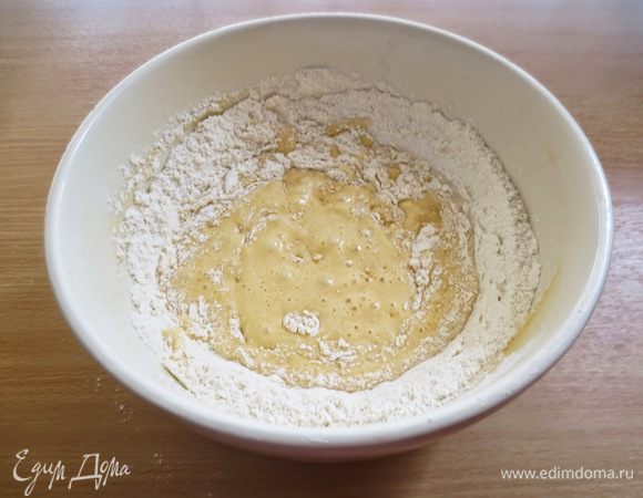 Смешиваем опару с яично-масляной смесью и  постепенно соединяем с мукой