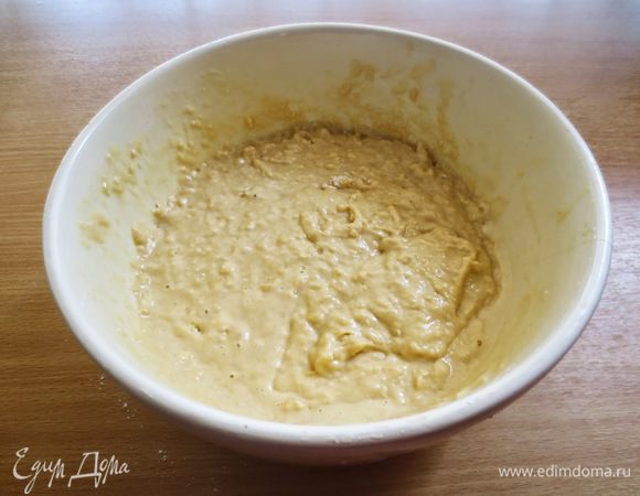 Добавляя муку, вымешиваем тесто