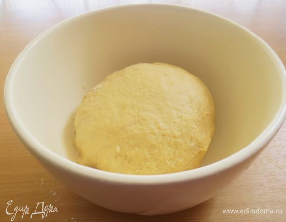 Тесто не должно быть крутым и одновременно не должно прилипать к рукам.Готовое тесто собираем тесто в ком, накрываем и оставляем в теплом месте на 1 час.