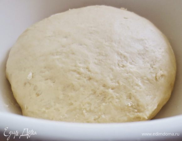 Тесто должно увеличиться в объеме в 2 раза. Если хотите, чтобы булочки получились более пышные, то лучше тесто оставить на 2 часа и в промежутке обмять тесто пару раз.