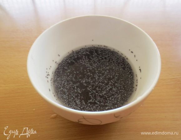 ПРИГОТОВИМ НАЧИНКУ

Мак высыпаем в миску и заливаем кипятком. Оставляем на 40 минут