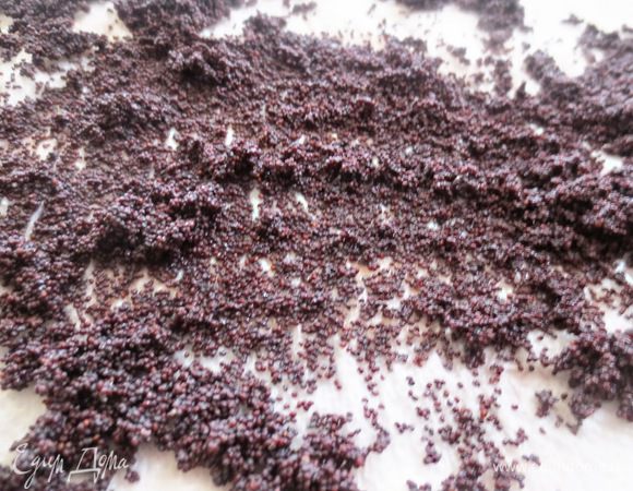 Сливаем воду и пересыпаем  мак на салфетку. После того как впитается вода, мак смешать с сахарной пудрой.