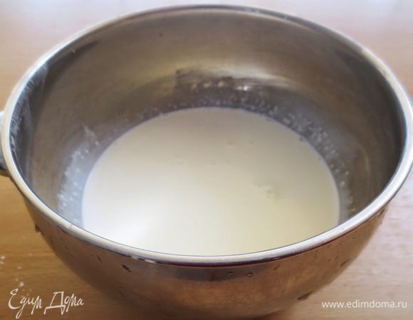 ПРИГОТОВИМ КРЕМ

Сливки наливаем в маленькую кастрюлю.