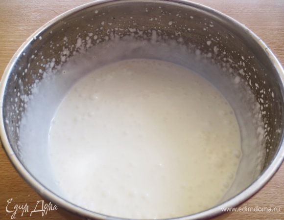 Добавляем сахарную пудру, йогурт и взбиваем миксером на средней скорости. Крем помещаем в холодильник на 30 минут.