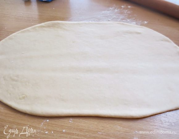 ФОРМИРУЕМ БУЛОЧКИ

Стол присыпаем мукой и выкладываем тесто. Вымешиваем в течении 2-х минут, после этого оставляем тесто отдохнуть 5 минут.
Раскатываем тесто в пласт, толщиной 5 мм.