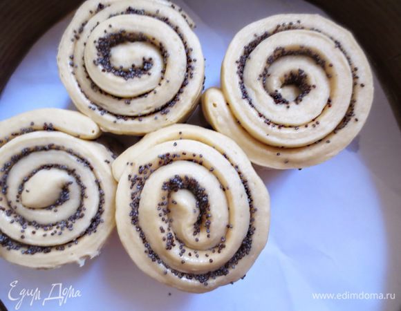 Круглую форму  застилаем бумагой для выпечки, смазываем маслом и выкладываем рулеты, оставляя расстояние между ними.