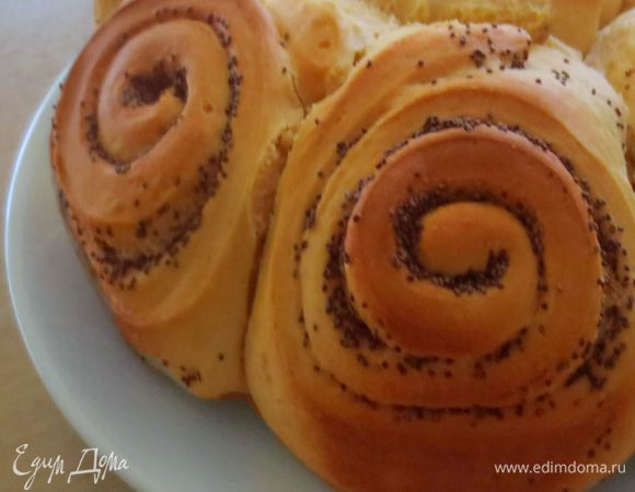 Выпекаем в предварительно разогретой духовке при температуре 180 градусов примерно 30 минут. Ориентируйтесь на свою. духовку. Проверяем готовность булочек спажкой, если она сухая, булочки готовы.