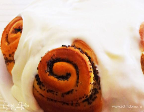 Оставляем булочки в форме на 5 минут, затем перекладываем на блюдо и обильно поливаем сливочным кремом.