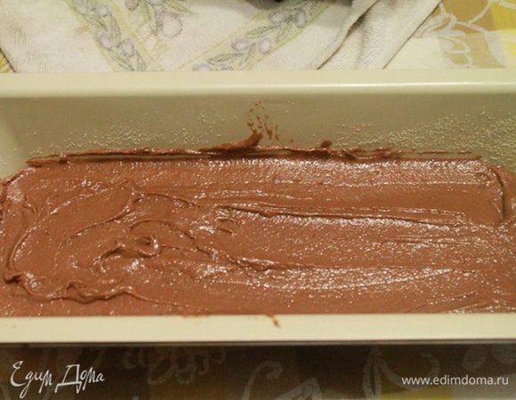 Для коржей все ингредиенты одновременно перемешать в комбайне до однородного состояния. Вылить в форму и выпекать 40 минут при 190 градусах. Ориентируйтесь на свою духовку.