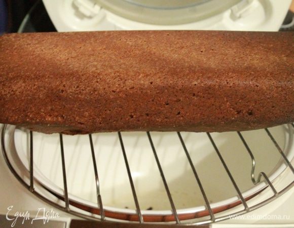 Готовый корж перевернуть на решетку и оставить на ночь